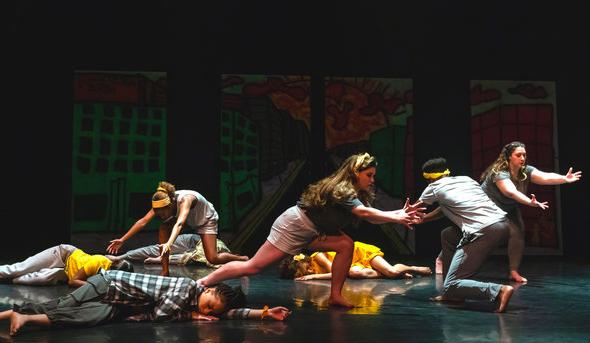 一群学生在剧院的舞台上跳舞. 