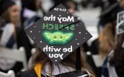 A Spring 2024 graduate shows off a decorated cap during 最靠谱的网赌软件’s undergraduate Commencement exercise Saturday, 5月4日, 2024.